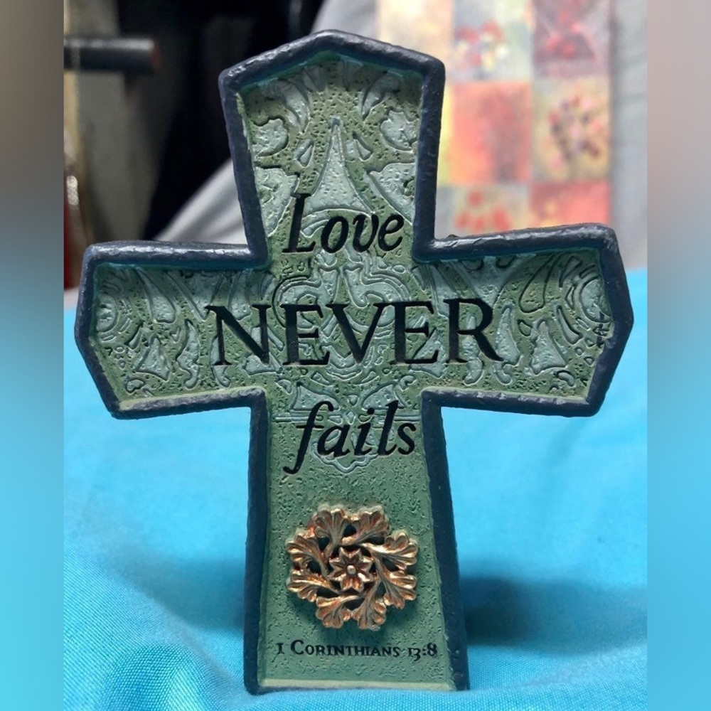 Small Decorative Cross “Love Never Fails” - Picture 1 of 4